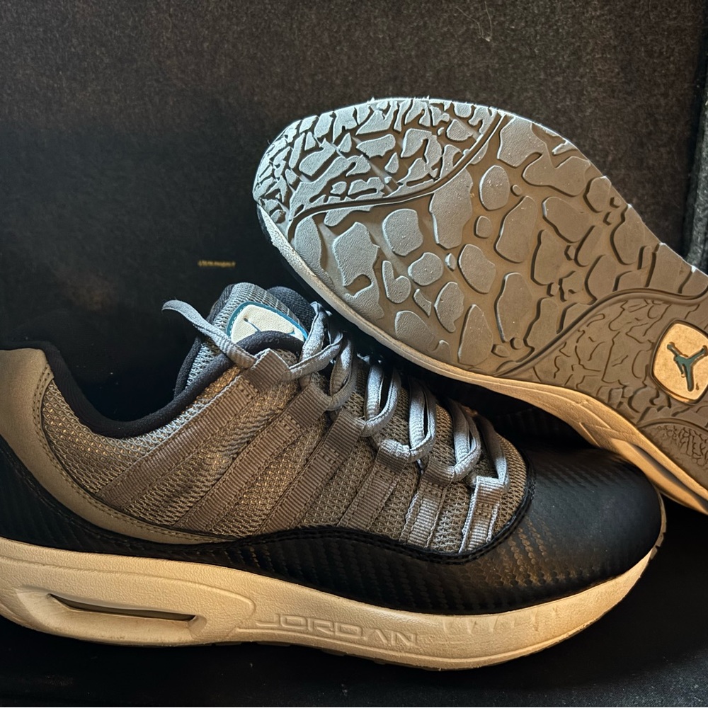 Jordan CMFT Viz Air 11 “Carbon Fiber”